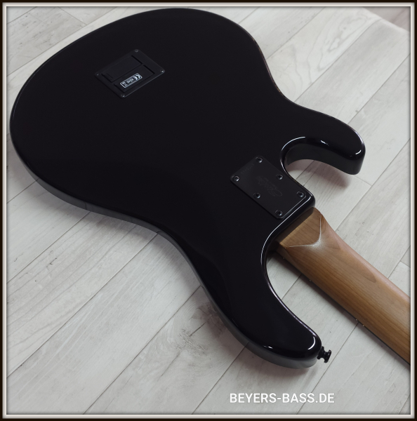 Sterling by Music Man Dark Ray 5, Black
